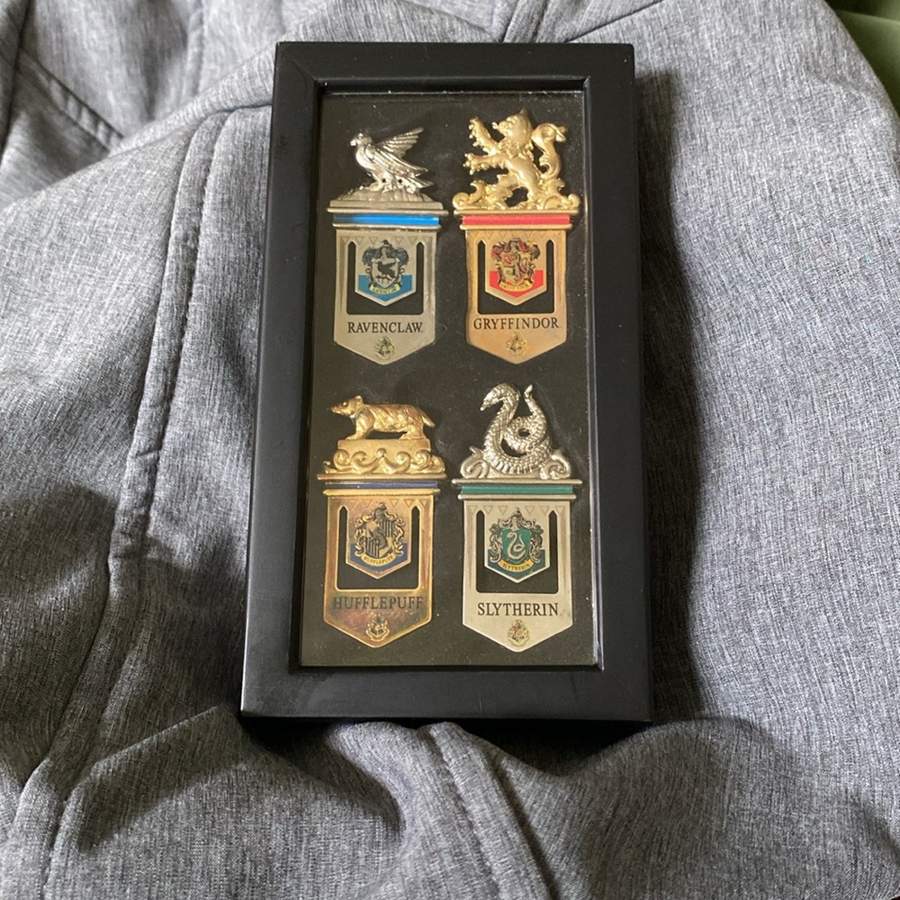 NEW WITHOUT TAGS==2008 Boxed Set Hogwarts Houses Metal Clip Bookmarks